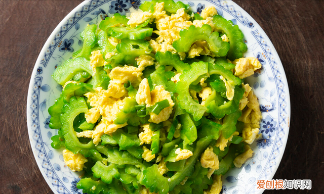 苦瓜怎样炒才不苦不黄,苦瓜怎么炒不苦青椒炒苦瓜川菜