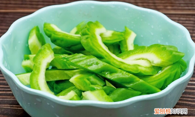苦瓜怎样炒才不苦不黄,苦瓜怎么炒不苦青椒炒苦瓜川菜