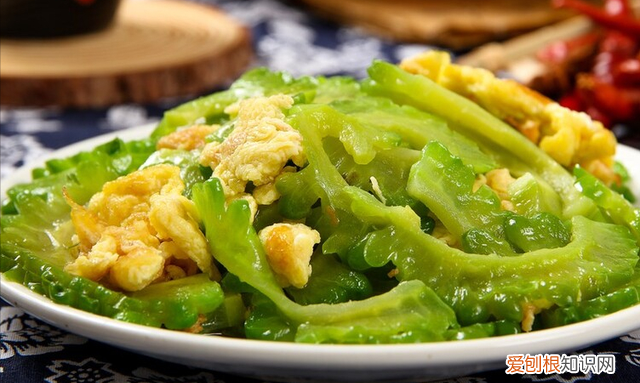 苦瓜怎样炒才不苦不黄,苦瓜怎么炒不苦青椒炒苦瓜川菜