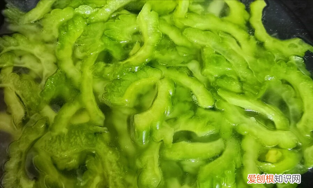 苦瓜怎样炒才不苦不黄,苦瓜怎么炒不苦青椒炒苦瓜川菜