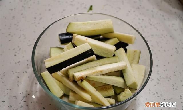 炒茄子不费油还好吃的方法 炒茄子怎么做才不费油