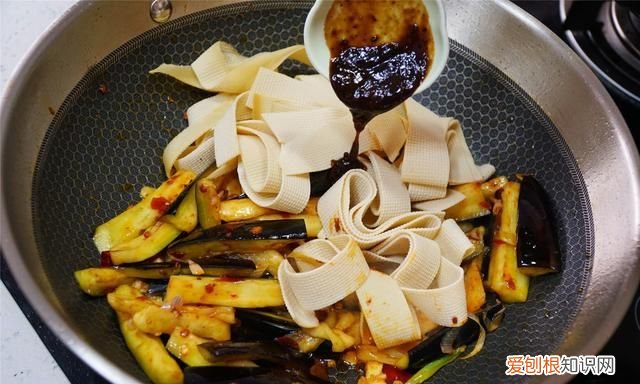 炒茄子不费油还好吃的方法 炒茄子怎么做才不费油