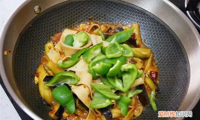 炒茄子不费油还好吃的方法 炒茄子怎么做才不费油