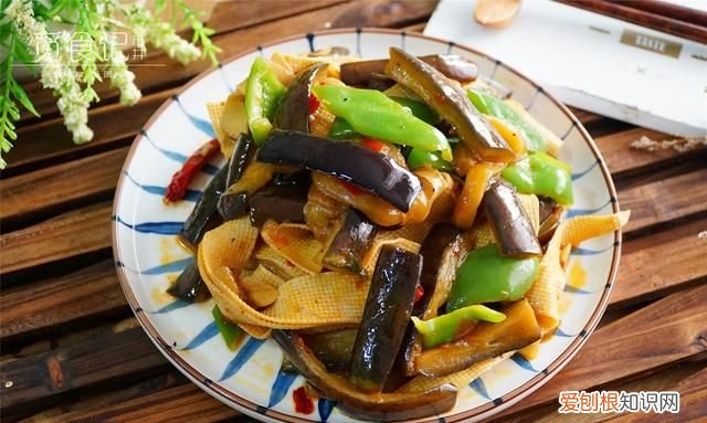 炒茄子不费油还好吃的方法 炒茄子怎么做才不费油