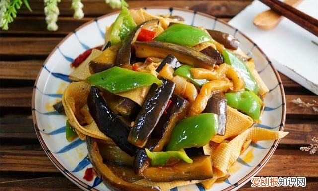 炒茄子不费油还好吃的方法 炒茄子怎么做才不费油