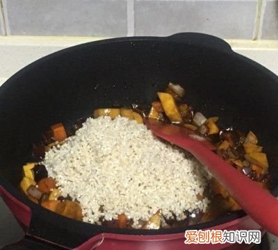 芋头腊肠焖饭要糯米还是大米好吃