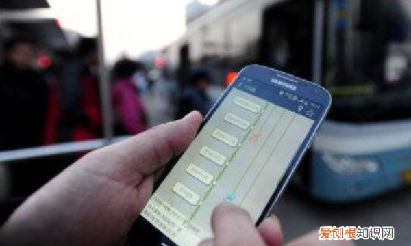 怎么查看公交车的实时位置，如何用手机查询公交车到站时间