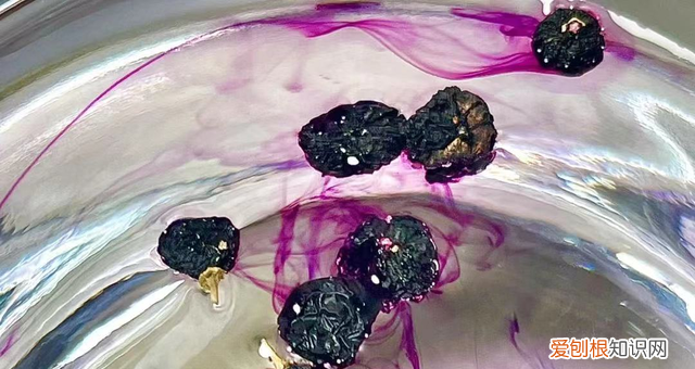黑桑葚怎么辨别加了色素,黑桑葚染色是什么样的