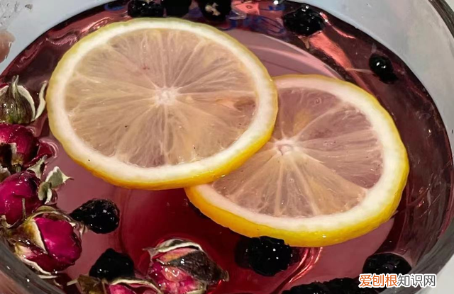 黑桑葚怎么辨别加了色素,黑桑葚染色是什么样的