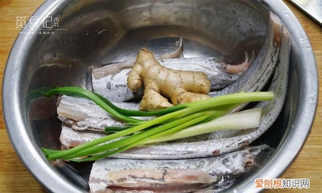 炸带鱼挂糊之前需要放什么料 炸带鱼挂糊用面粉还是淀粉