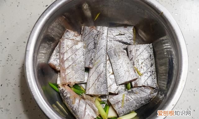 炸带鱼挂糊之前需要放什么料 炸带鱼挂糊用面粉还是淀粉