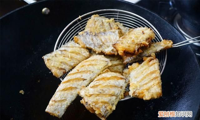 炸带鱼挂糊之前需要放什么料 炸带鱼挂糊用面粉还是淀粉