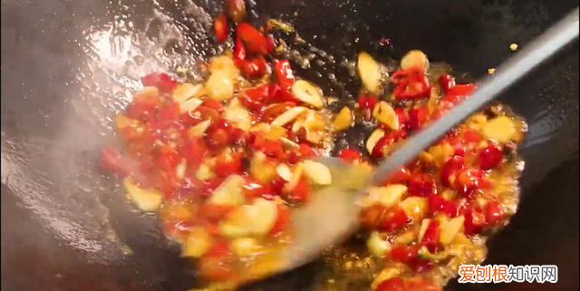 爆炒肥肠的正宗做法入口香脆