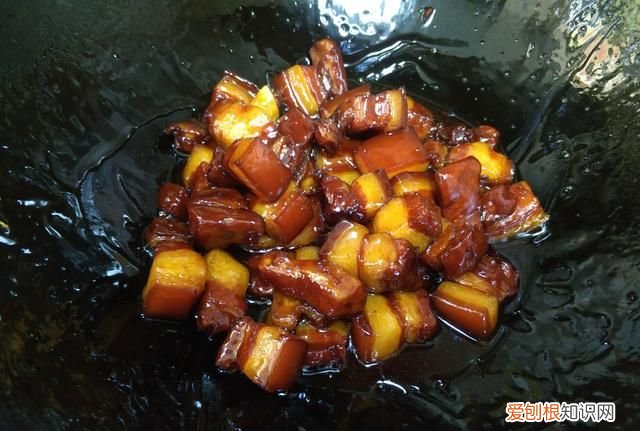 红烧肉炒糖色用大火还是小火