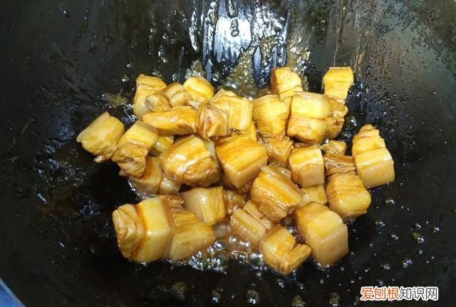 红烧肉炒糖色用大火还是小火