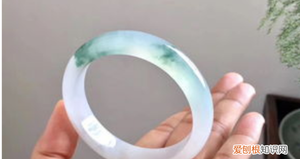 掌宽8cm带多大镯子，掌宽8cm带多大的翡翠手镯