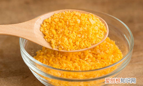 面包糠和面包粉的区别 炸东西用面包糠好还是面包粉好