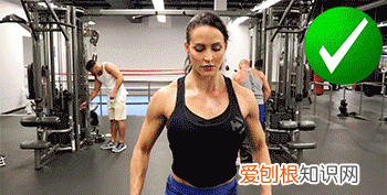 哑铃侧平举的动作要领,练肩中束哑铃侧平举动作要领