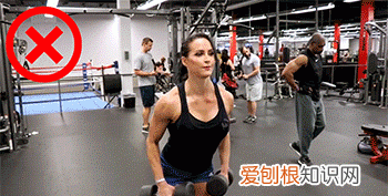 哑铃侧平举的动作要领,练肩中束哑铃侧平举动作要领