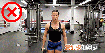 哑铃侧平举的动作要领,练肩中束哑铃侧平举动作要领
