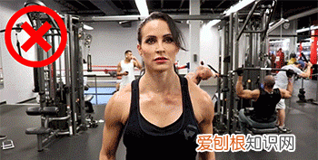 哑铃侧平举的动作要领,练肩中束哑铃侧平举动作要领