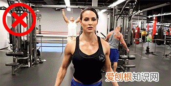 哑铃侧平举的动作要领,练肩中束哑铃侧平举动作要领