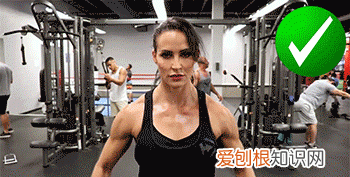 哑铃侧平举的动作要领,练肩中束哑铃侧平举动作要领