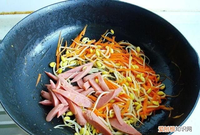 怎么炒河粉才能不粘锅不断,铁板烧上炒河粉怎么炒不粘锅不碎