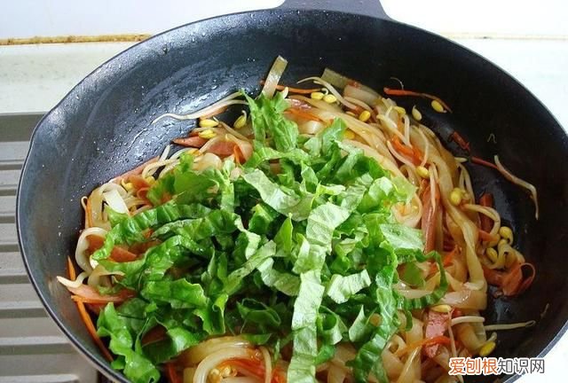 怎么炒河粉才能不粘锅不断,铁板烧上炒河粉怎么炒不粘锅不碎