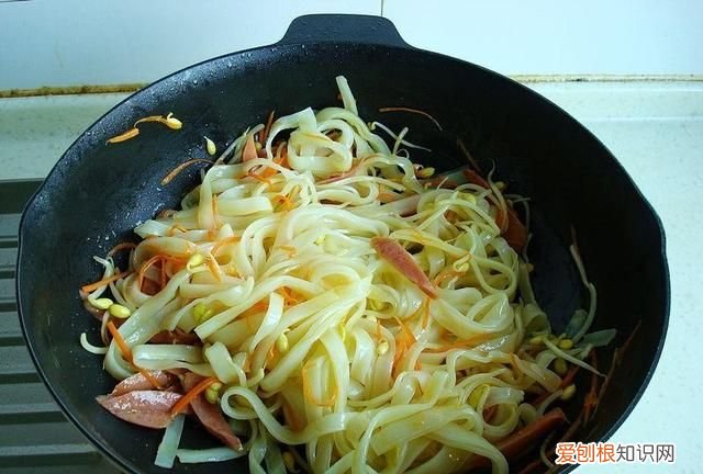 怎么炒河粉才能不粘锅不断,铁板烧上炒河粉怎么炒不粘锅不碎