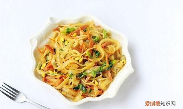 怎么炒河粉才能不粘锅不断,铁板烧上炒河粉怎么炒不粘锅不碎