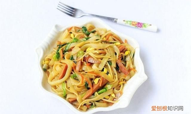怎么炒河粉才能不粘锅不断,铁板烧上炒河粉怎么炒不粘锅不碎