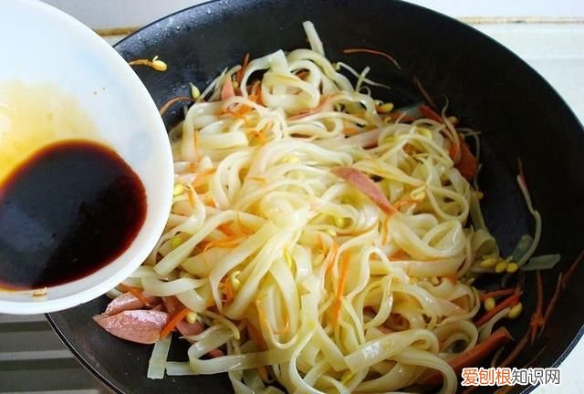 怎么炒河粉才能不粘锅不断,铁板烧上炒河粉怎么炒不粘锅不碎