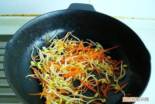 怎么炒河粉才能不粘锅不断,铁板烧上炒河粉怎么炒不粘锅不碎