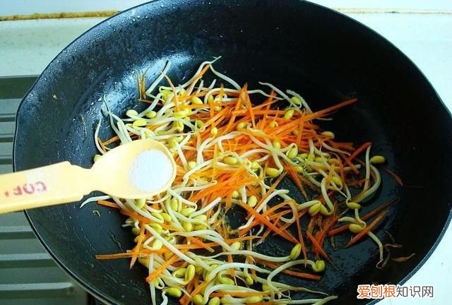 怎么炒河粉才能不粘锅不断,铁板烧上炒河粉怎么炒不粘锅不碎