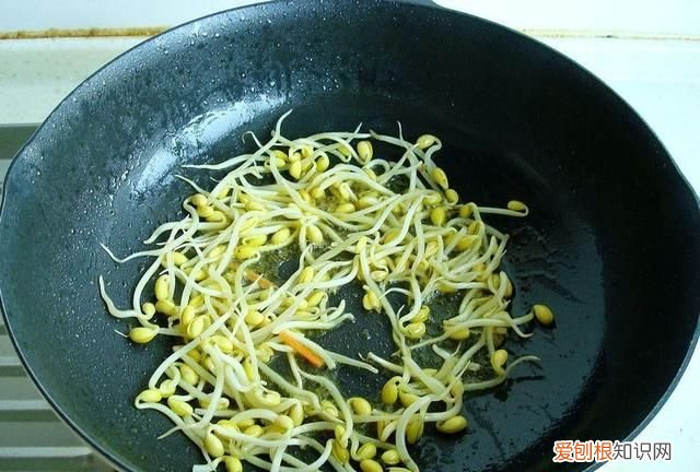 怎么炒河粉才能不粘锅不断,铁板烧上炒河粉怎么炒不粘锅不碎