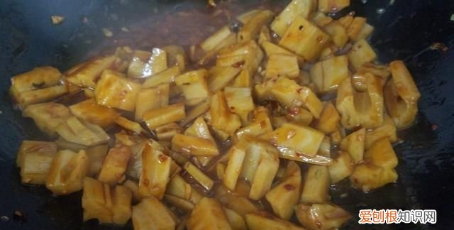 莲藕丁怎么做好吃又简单,莲藕季必吃的醋溜脆藕条酸辣爽口