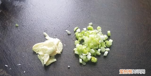 莲藕丁怎么做好吃又简单,莲藕季必吃的醋溜脆藕条酸辣爽口