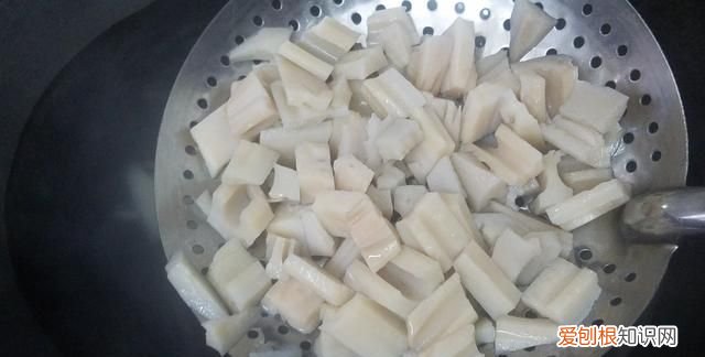 莲藕丁怎么做好吃又简单,莲藕季必吃的醋溜脆藕条酸辣爽口