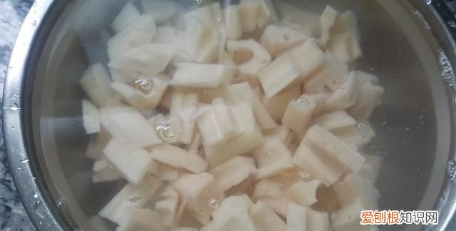 莲藕丁怎么做好吃又简单,莲藕季必吃的醋溜脆藕条酸辣爽口