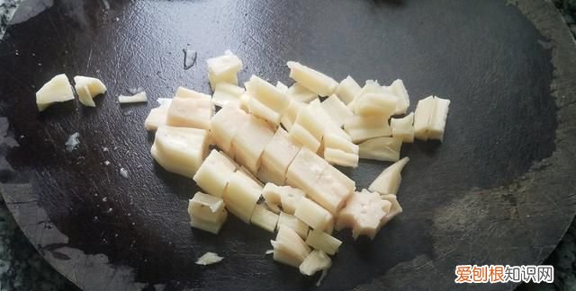 莲藕丁怎么做好吃又简单,莲藕季必吃的醋溜脆藕条酸辣爽口