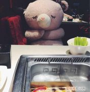 海底捞黑衣服和白衣服区别，海底捞自热锅里的黑色吸管怎么用