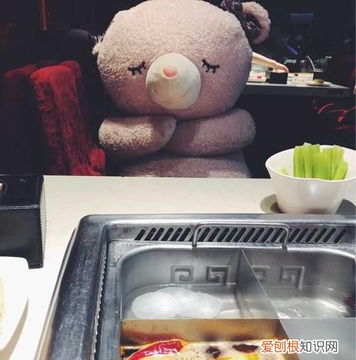 海底捞黑衣服和白衣服区别，海底捞自热锅里的黑色吸管怎么用