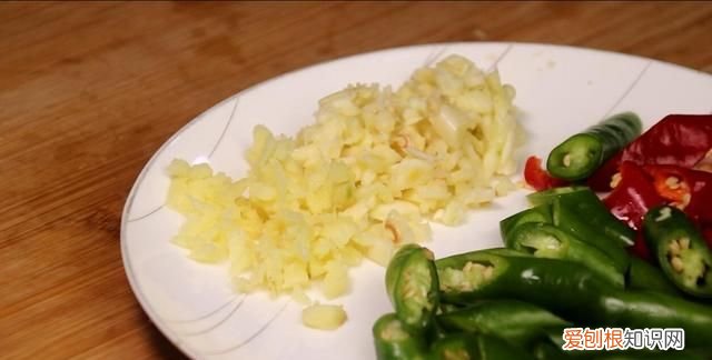 爆炒花蛤的正确方法与步骤,爆炒花蛤到底要不要焯水