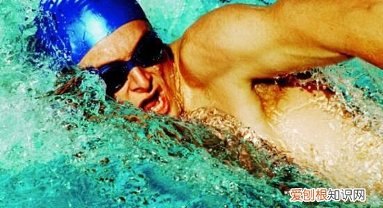 游泳时眼睛能睁开吗