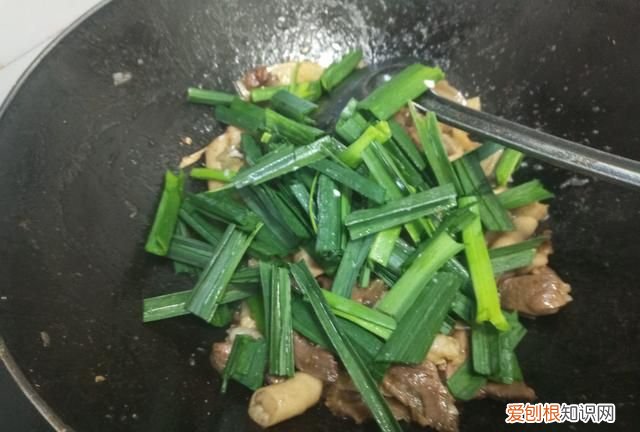 怎样炒羊肉会让羊肉软嫩好吃,家庭炒羊肉咋做羊肉放不放姜和葱