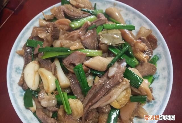 怎样炒羊肉会让羊肉软嫩好吃,家庭炒羊肉咋做羊肉放不放姜和葱