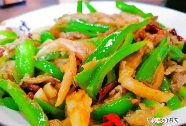 辣椒蘑菇炒肉香辣爽滑鲜嫩又下饭