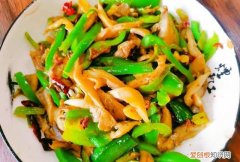 辣椒蘑菇炒肉香辣爽滑鲜嫩又下饭