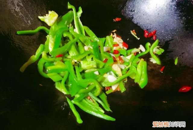 辣椒蘑菇炒肉香辣爽滑鲜嫩又下饭